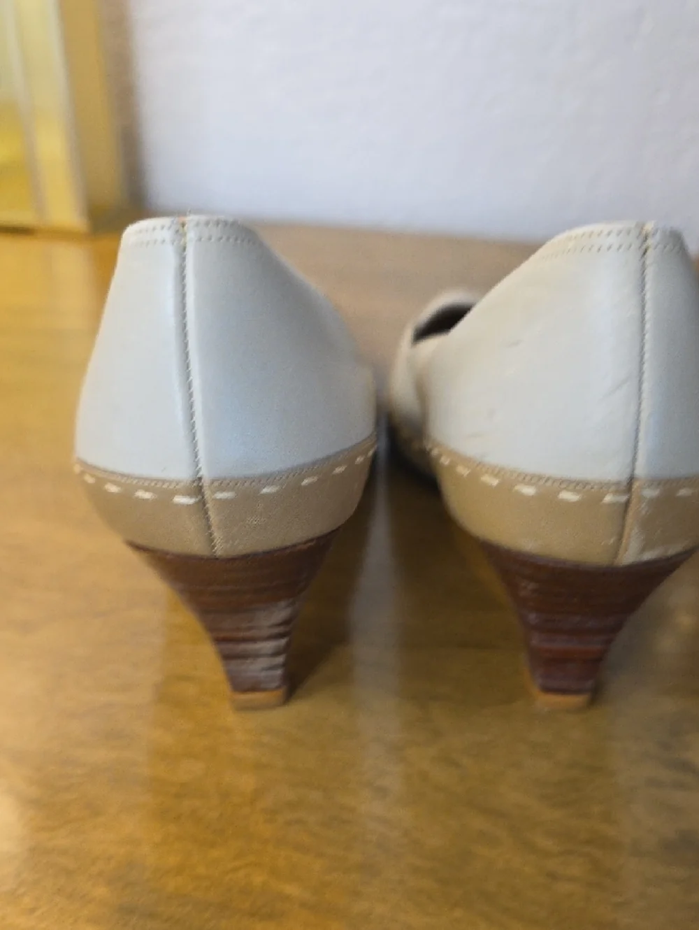 Vintage Cream Pointed-Toe Wood Heels with Tan Trim Cream Stitching 7.5